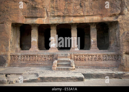 Grotta 2 : facciata. Le grotte di Badami, Bijapur district, Karnataka, India Foto Stock