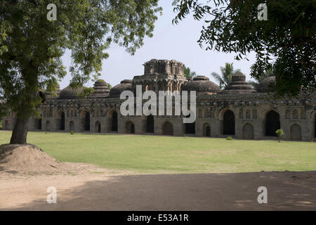 Elephant maneggio. Undici camere a cupola per il royal elefanti. Hampi monumenti, Karnataka, India Foto Stock