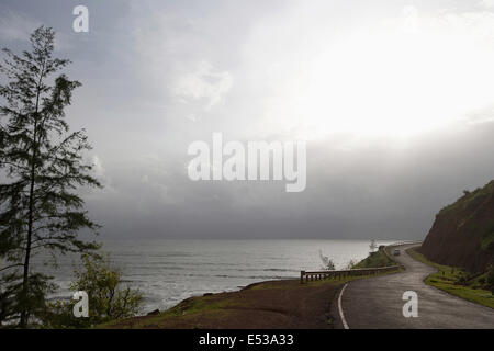 Auto su un solitario e nebbioso ziz-zag road, India Foto Stock