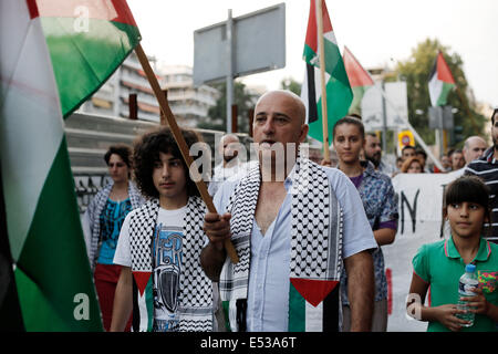 Salonicco, Grecia. 18 Luglio, 2014. I Greci e i palestinesi che vivono in Grecia hanno protestato contro le incursioni aeree israeliane nella striscia di Gaza. Salonicco, Grecia il 18 luglio 2014. Credito: Konstantinos Tsakalidis/Alamy Live News Foto Stock