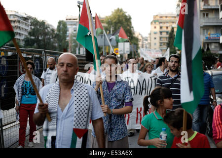 Salonicco, Grecia. 18 Luglio, 2014. I Greci e i palestinesi che vivono in Grecia hanno protestato contro le incursioni aeree israeliane nella striscia di Gaza. Salonicco, Grecia il 18 luglio 2014. Credito: Konstantinos Tsakalidis/Alamy Live News Foto Stock