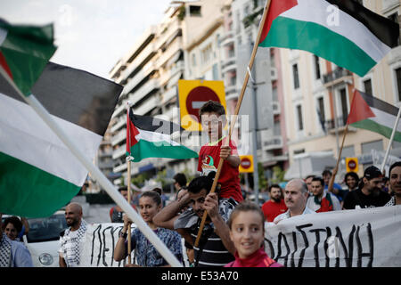 Salonicco, Grecia. 18 Luglio, 2014. I Greci e i palestinesi che vivono in Grecia hanno protestato contro le incursioni aeree israeliane nella striscia di Gaza. Salonicco, Grecia il 18 luglio 2014. Credito: Konstantinos Tsakalidis/Alamy Live News Foto Stock