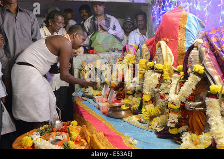 Sacerdote o Monaco di eseguire la puja con divinità, Konkan, Maharashtra, India Foto Stock