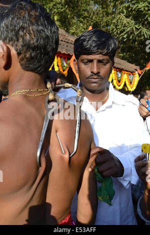 La devota Hindu trafitto dalla sharp ganci sul retro, Konkan, Maharashtra, India Foto Stock