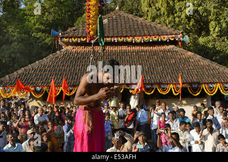 La devota Hindu trafitto da ganci acuti e sollevato dal suolo su una impalcatura utilizzando corde. Konkan, Maharashtra, India Foto Stock