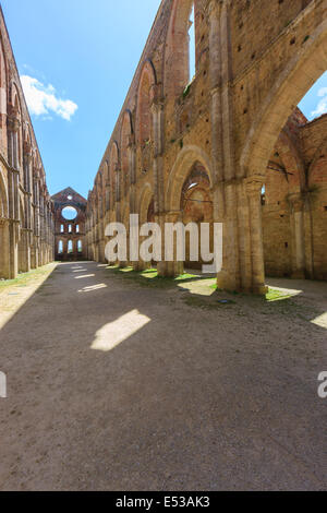 Il complesso monumentale di San Galgano sorge a circa 30 km ad ovest di Siena, a confine con la provincia di Gross Foto Stock