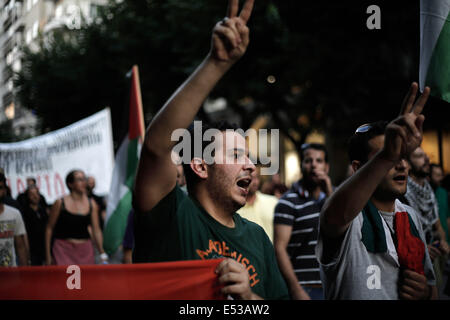 Salonicco, Grecia. 18 Luglio, 2014. I Greci e i palestinesi che vivono in Grecia hanno protestato contro le incursioni aeree israeliane nella striscia di Gaza. Salonicco, Grecia il 18 luglio 2014. Credito: Konstantinos Tsakalidis/Alamy Live News Foto Stock