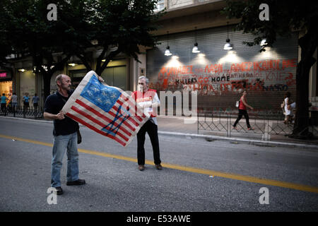 Salonicco, Grecia. 18 Luglio, 2014. Gli attivisti preparare per masterizzare una imitazione della bandiera americana, con una stella di Davide dipinto su di esso di fronte all ambasciata degli Stati Uniti a Salonicco, Grecia il 18 luglio 2014. Credito: Konstantinos Tsakalidis/Alamy Live News Foto Stock