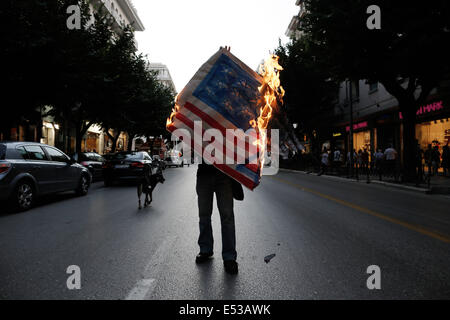 Salonicco, Grecia. 18 Luglio, 2014. Gli attivisti e i palestinesi che vivono in Grecia masterizzare una imitazione della bandiera americana, con una stella di Davide dipinto su di esso di fronte all ambasciata degli Stati Uniti a Salonicco, Grecia il 18 luglio 2014. Credito: Konstantinos Tsakalidis/Alamy Live News Foto Stock