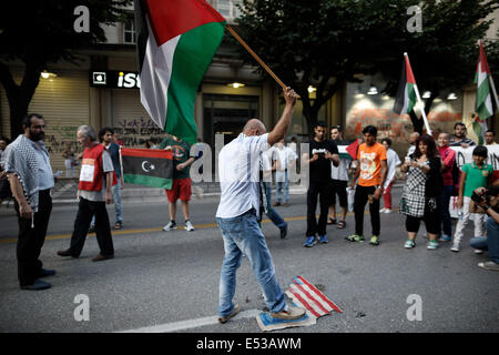 Salonicco, Grecia. 18 Luglio, 2014. Gli attivisti e i palestinesi che vivono in Grecia masterizzare una imitazione della bandiera americana, con una stella di Davide dipinto su di esso di fronte all ambasciata degli Stati Uniti a Salonicco, Grecia il 18 luglio 2014. Credito: Konstantinos Tsakalidis/Alamy Live News Foto Stock