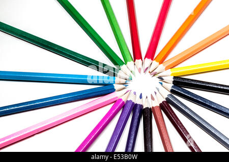 Matite di colore su bianco in un cerchio,con colori diversi Foto Stock