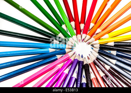Matite di colore su bianco in un cerchio,con colori diversi Foto Stock