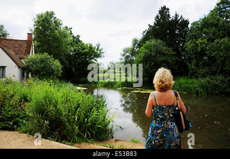 Questa è la famosa vista quale formato Constable il dipinto più famoso del fieno Wain al Mulino di Flatford Suffolk REGNO UNITO Foto Stock