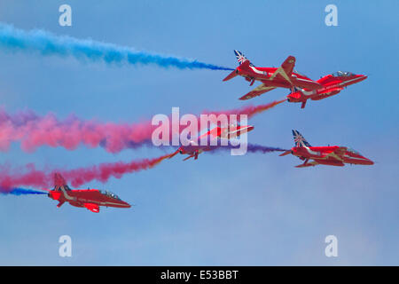 Farnborough, Regno Unito, 18 luglio 2014, le frecce rosse rompere la loro formazione durante un display a Farnborough Airshow credito 201: Keith Larby/Alamy Live News Foto Stock