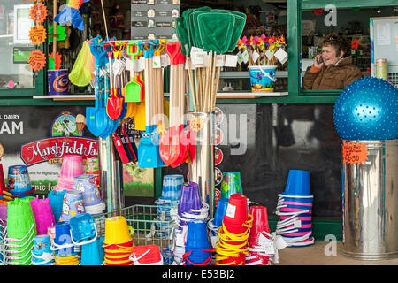 Spiaggia bancarella vendendo le benne, picche e altre chicche in spiaggia durante le vacanze estive a Barry Island nel South Wales, Regno Unito Foto Stock