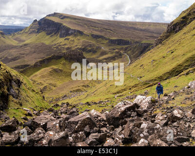 Femmina lone walker nel paesaggio di montagna vicino quiraing, Trotternish Ridge, isola di Skye, Scotland, Regno Unito Foto Stock