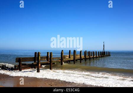 Resti di un antico molo di legno al carrello Gap, vicino Happisburgh, Norfolk, Inghilterra, Regno Unito. Foto Stock