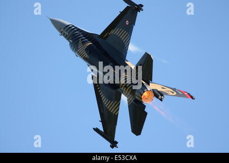 Un bagno turco Aria forza F16 esegue a RAF Waddington. Foto Stock