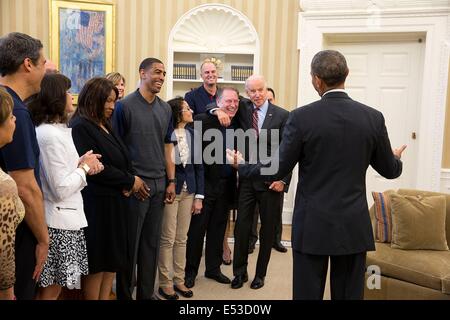 Il Presidente Usa Barack Obama e il Vice Presidente Joe Biden scherzo con Michigan State head coach di pallacanestro Tom Izzo e altri "Rollbar di truppe per la leadership dei partecipanti ai seminari durante una visita all'Ufficio Ovale della Casa Bianca il 7 maggio 2014 a Washington, DC. Foto Stock