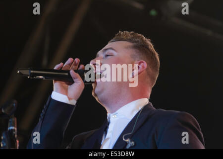 Sam Smith la preformatura del Somerset House di Londra come parte del Somerset House serie d'estate dal 18 luglio 2014. Foto Stock