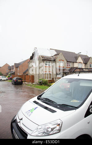 Hardwicke, Gloucester, Regno Unito, Casa e Auto danneggiato dopo essere stato colpito da un fulmine nelle prime ore di sabato 19 luglio 2014 Credit: Daniel Fisher/Alamy Live News Foto Stock