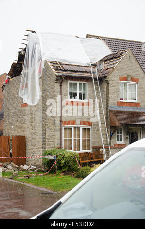 Hardwicke, Gloucester, Regno Unito, Casa e Auto danneggiato dopo essere stato colpito da un fulmine nelle prime ore di sabato 19 luglio 2014 © Daniel Fisher/Alamy Live News Foto Stock