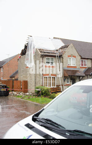 Hardwicke, Gloucester, Regno Unito, Casa e Auto danneggiato dopo essere stato colpito da un fulmine nelle prime ore di sabato 19 luglio 2014 © Daniel Fisher/Alamy Live News Foto Stock