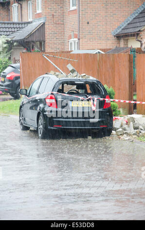 Hardwicke, Gloucester, Regno Unito, Casa e Auto danneggiato dopo essere stato colpito da un fulmine nelle prime ore di sabato 19 luglio 2014 © Daniel Fisher/Alamy Live News Foto Stock