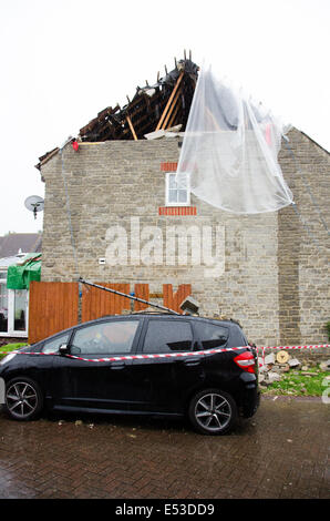 Hardwicke, Gloucester, Regno Unito, Casa e Auto danneggiato dopo essere stato colpito da un fulmine nelle prime ore di sabato 19 luglio 2014 © Daniel Fisher/Alamy Live News Foto Stock