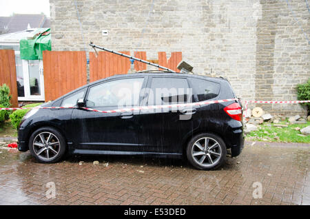 Hardwicke, Gloucester, Regno Unito, Casa e Auto danneggiato dopo essere stato colpito da un fulmine nelle prime ore di sabato 19 luglio 2014 Credit: Daniel Fisher/Alamy Live News Foto Stock