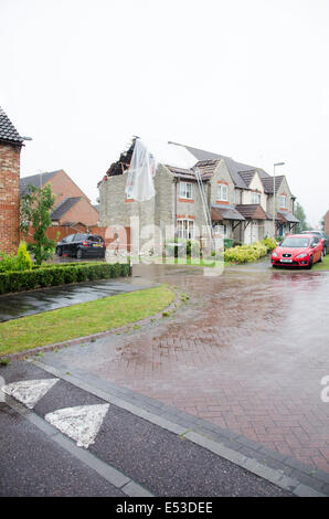 Hardwicke, Gloucester, Regno Unito, Casa e Auto danneggiato dopo essere stato colpito da un fulmine nelle prime ore di sabato 19 luglio 2014 Credit: Daniel Fisher/Alamy Live News Foto Stock