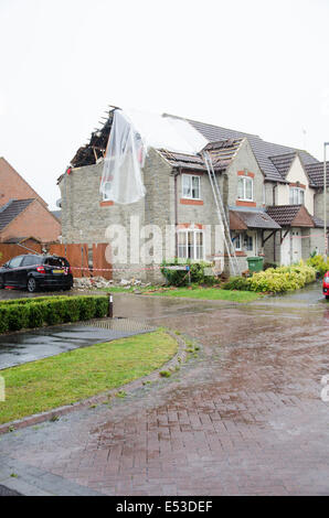 Hardwicke, Gloucester, Regno Unito, Casa e Auto danneggiato dopo essere stato colpito da un fulmine nelle prime ore di sabato 19 luglio 2014 Credit: Daniel Fisher/Alamy Live News Foto Stock