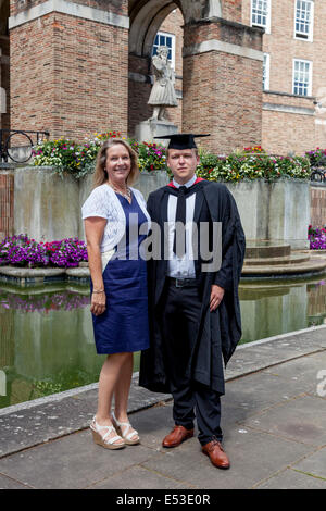 Una mamma orgogliosa e suo figlio laureato presso l'Università di Western Inghilterra (UWE) cerimonia di laurea, Bristol, Inghilterra Foto Stock