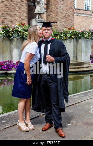 Una mamma orgogliosa e suo figlio laureato presso l'Università di Western Inghilterra (UWE) cerimonia di laurea, Bristol, Inghilterra Foto Stock