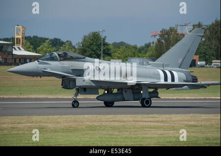 Aerodromo di Farnborough Hampshire, Regno Unito. Il 18 luglio 2014. Il salone aerospaziale internazionale è il Regno Unito il più grande evento nel settore aerospaziale e della difesa, del calendario che si tiene ogni due anni. RAF Eurofighter Typhoon FGR4 poteri verso il basso della pista di decollo. Credito: Malcolm Park editoriale/Alamy Live News. Foto Stock