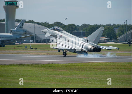 Aerodromo di Farnborough Hampshire, Regno Unito. Il 18 luglio 2014. Il salone aerospaziale internazionale è il Regno Unito il più grande evento nel settore aerospaziale e della difesa, del calendario che si tiene ogni due anni. RAF Eurofighter Typhoon FGR4 atterraggio con il fumo dei pneumatici dopo una alta velocità display. Credito: Malcolm Park editoriale/Alamy Live News. Foto Stock