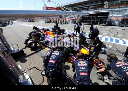 Hockenheim, Germania. 19 Luglio, 2014. Il tedesco le corse di Formula Uno pilota Sebastian Vettel unità in pit lane per una sostituzione di un pneumatico della formazione durante la sessione di prove libere all'Hockenheimring race track di Hockenheim, in Germania, il 19 luglio 2014. Il Gran Premio di Formula Uno di Germania avrà luogo il 20 luglio 2014 all'Hockenheimring. Foto: Bernd Weissbrod/dpa/Alamy Live News Foto Stock