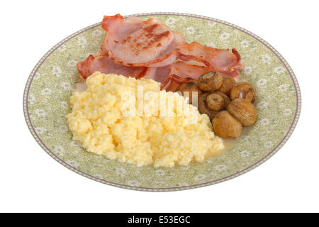 Appena cucinata autentica sana colazione britannica di funghi pancetta e uova strapazzate isolata contro uno sfondo bianco con un tracciato di ritaglio Foto Stock