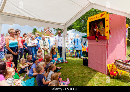 Un punzone e Judy Spettacolo al Villaggio Fairwarp Fete, Fairwarp, Sussex, Inghilterra Foto Stock