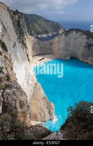 Zante Grecia - Le drammatiche scogliere calcaree offrono una vista della spiaggia di Navagio o Shipwreck Cove, una attrazione turistica accessibl Foto Stock