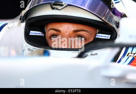 Hockenheim, Germania. 18 Luglio, 2014. British Formula One driver Susie Wolff dal team Williams si siede nella sua auto prima della prima sessione di prove libere all'Hockenheimring race track di Hockenheim, in Germania Credito: Azione Sport Plus/Alamy Live News Foto Stock