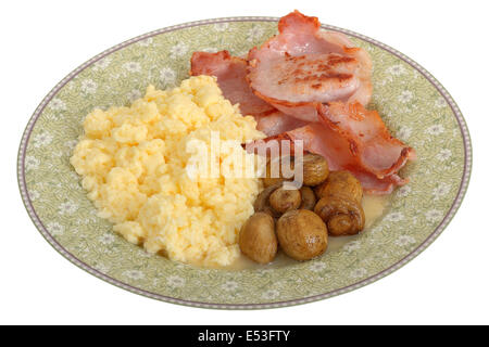 Appena cucinata autentica sana colazione britannica di funghi pancetta e uova strapazzate isolata contro uno sfondo bianco con un tracciato di ritaglio Foto Stock