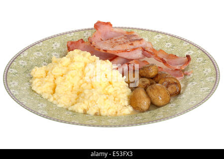 Appena cucinata autentica sana colazione britannica di funghi pancetta e uova strapazzate isolata contro uno sfondo bianco con un tracciato di ritaglio Foto Stock