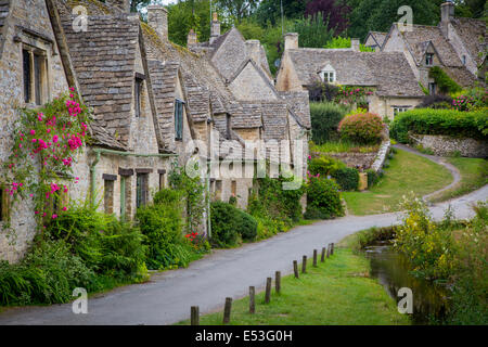 Arlington Row - vecchie case costruite per i tessitori locali, Bibury, Gloucestershire, Inghilterra Foto Stock