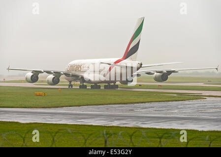 Aeroporto di Manchester in pioggia e nebbia arrivi e partenze Foto Stock