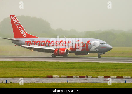 Aeroporto di Manchester in pioggia e nebbia arrivi e partenze Foto Stock