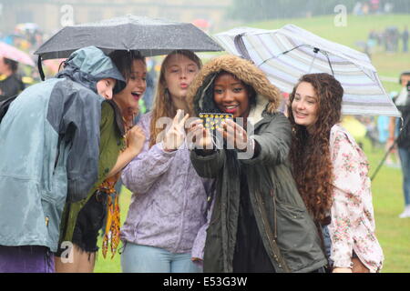 Nottingham East Midlands, Regno Unito. Il 19 luglio 2014. Agli spettatori del festival brave heavy rain e alta umidità all'annuale splendore music festival a Wollaton Hall di Nottingham. Credito: Matthew Taylor/Alamy Live News Foto Stock