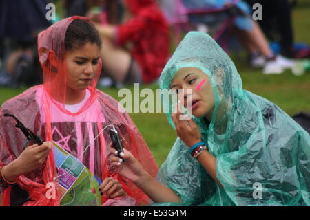 Nottingham East Midlands, Regno Unito. Il 19 luglio 2014. Agli spettatori del festival brave heavy rain e alta umidità all'annuale splendore music festival a Wollaton Hall di Nottingham. Credito: Matthew Taylor/Alamy Live News Foto Stock