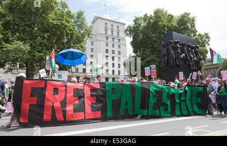 Londra, Regno Unito. Il 19 luglio 2014. Decine di migliaia di manifestanti dalla Palestina, in Gran Bretagna e in tutto il mondo chiede a Israele di porre fine alla sua azione militare a Gaza. Il marzo insieme fuori da Downing Street/Whitehall ed è dovuta per terminare presso l Ambasciata di Israele in Kensington più tardi questo pomeriggio. Foto: Nick Savage/Alamy Live News Foto Stock