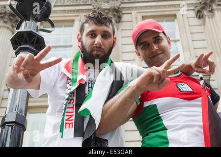 Londra, Regno Unito. Il 19 luglio 2014. Decine di migliaia di manifestanti dalla Palestina, in Gran Bretagna e in tutto il mondo chiede a Israele di porre fine alla sua azione militare a Gaza. Il marzo insieme fuori da Downing Street/Whitehall ed è dovuta per terminare presso l Ambasciata di Israele in Kensington più tardi questo pomeriggio. Foto: Nick Savage/Alamy Live News Foto Stock